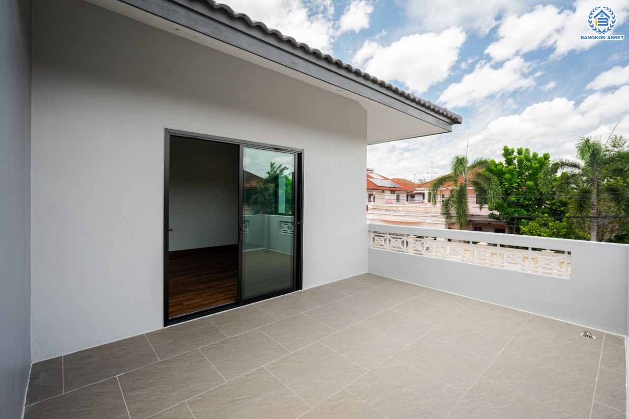 บ้านมือสองตกแต่งใหม่ ม.บ้านชมเพลิน เพชรเกษม หลังมุม เนื้อที่ 122 ตร.ว. ฟังก์ชันครบ 3 ห้องนอน 3 ห้องน้ำ 1 ห้องอเนกประสงค์ 2 ที่จอดรถ บนทำเลศักยภาพ เชื่อมต่อหลายเส้นทาง ใกล้เดอะมอลล์บางแค และรถไฟฟ้าสายสีน้ำเงิน "สถานีหลักสอง" รายล้อมด้วยสิ่งอำนวยความสะดวกครบครัน